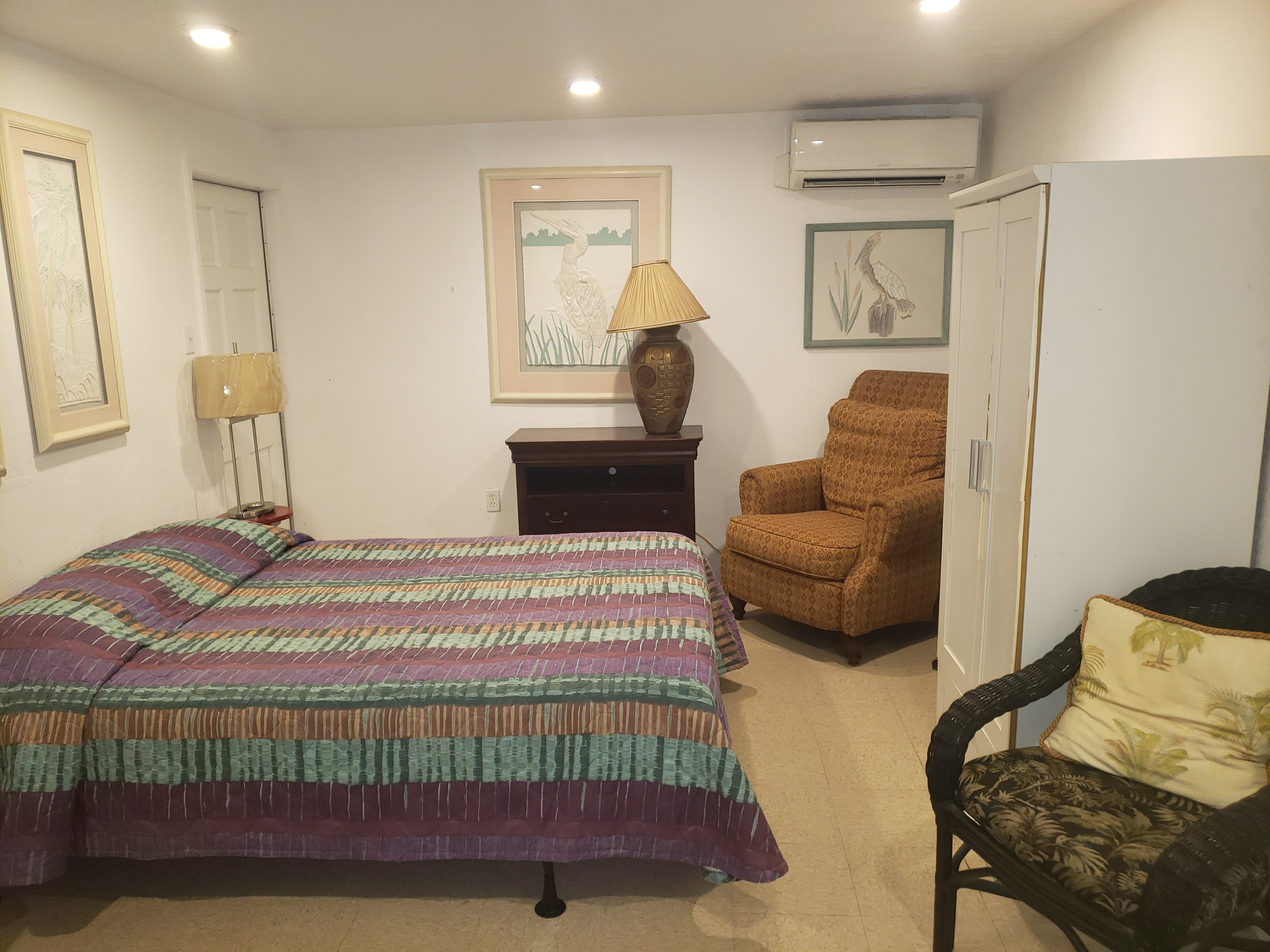 3 Bedroom Cabin queen bedroom with seating
