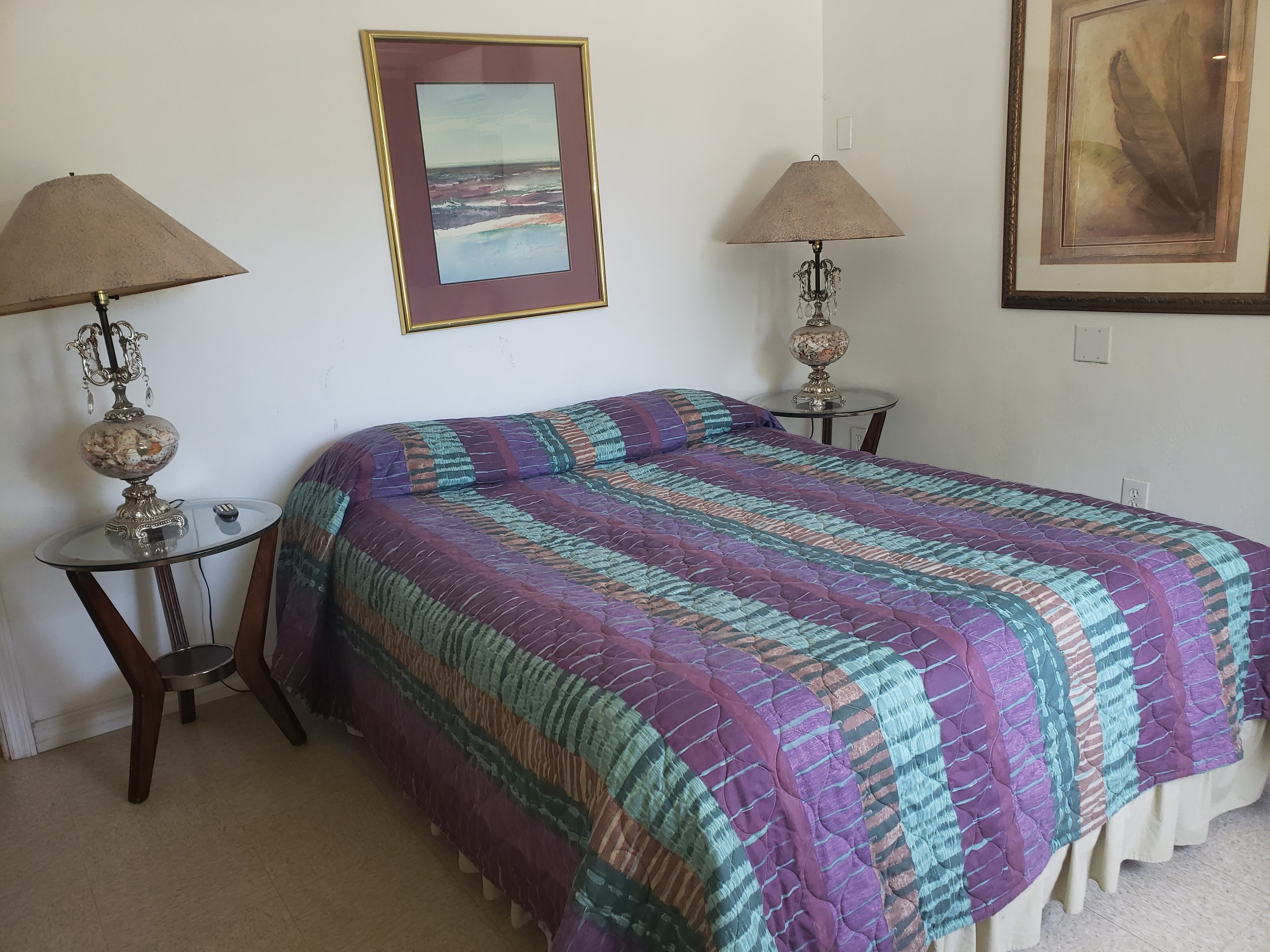 3 Bedroom Cabin queen bed with lamps