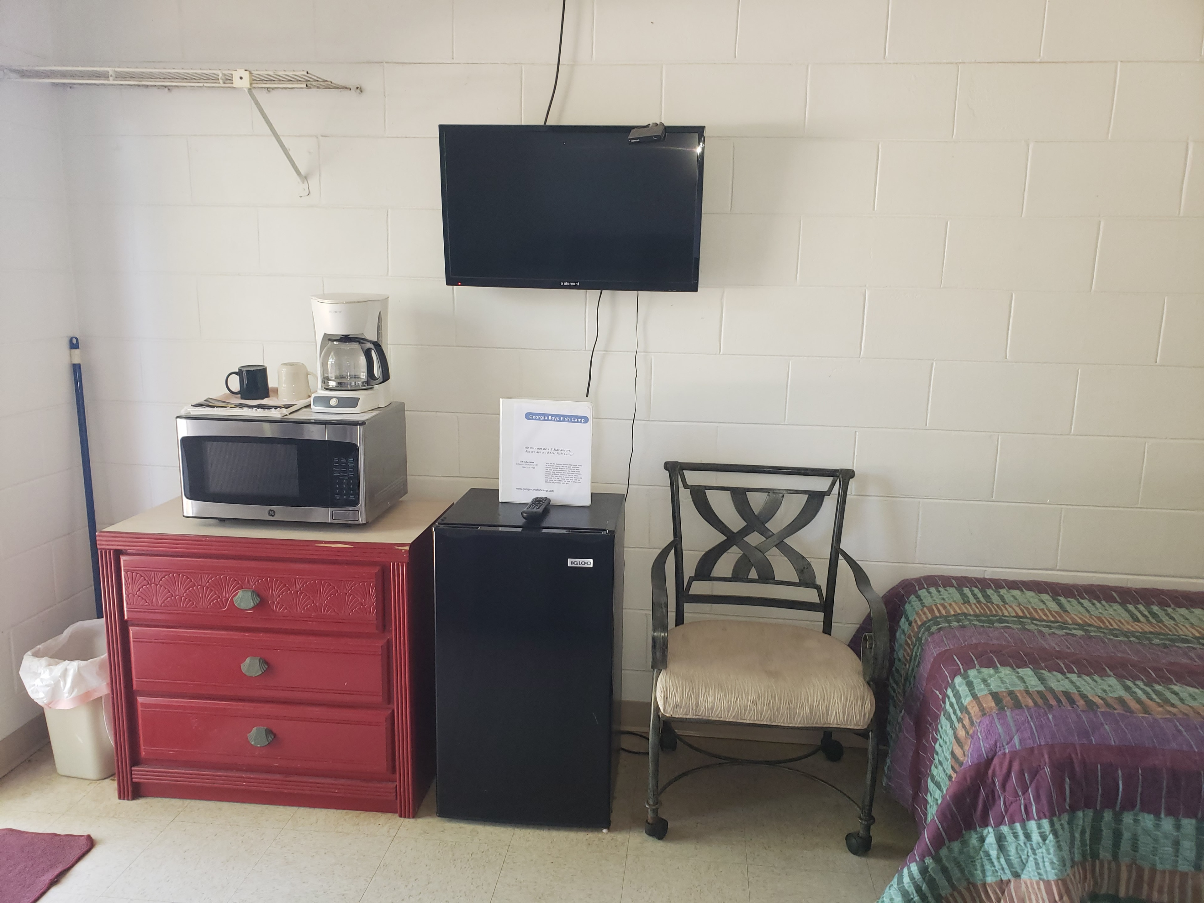 Motel Room TV and amenities